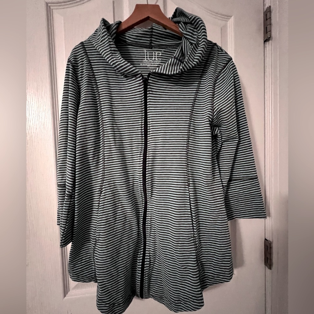 lur full zip striped hoodie with 3/4 sleeves and side pockets. Size L